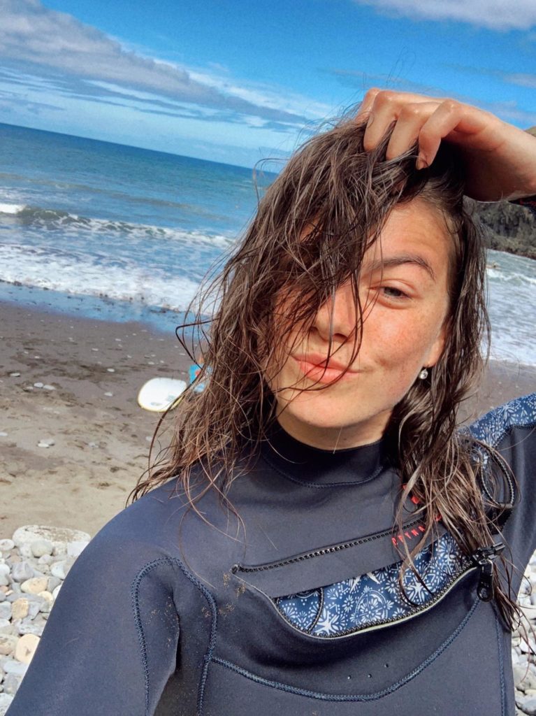 Zpěvačka Adéla si na podzim prodloužila léto a vyrazila na surf trip do Portugalska