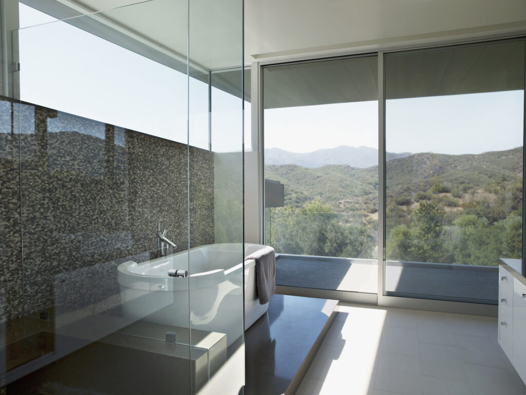 Správný výběr skla do sprchového koutu vám usnadní údržbu a dodá pocit luxusu