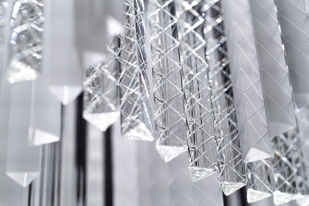 Preciosa Lighting uvádí koncept Diamond Cloud, který vyzdvihuje umění křišťálového třpytu