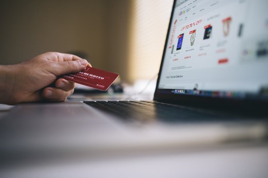 Předvánoční nákupy opět nabízejí velké šance hackerům. Pozor na slevové kupóny i zprávy od dopravců
