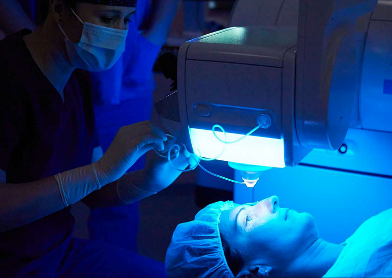 Nejrychlejší laser na světě zkrátí operaci na vteřiny