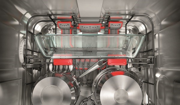 Až o 30 % více dokonale čistého nádobí díky technologii PowerClean Pro myček Whirlpool