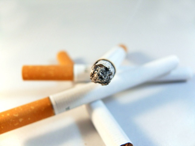 Nedopalky patří pouze do koše, desetina kuřáků to stále neví