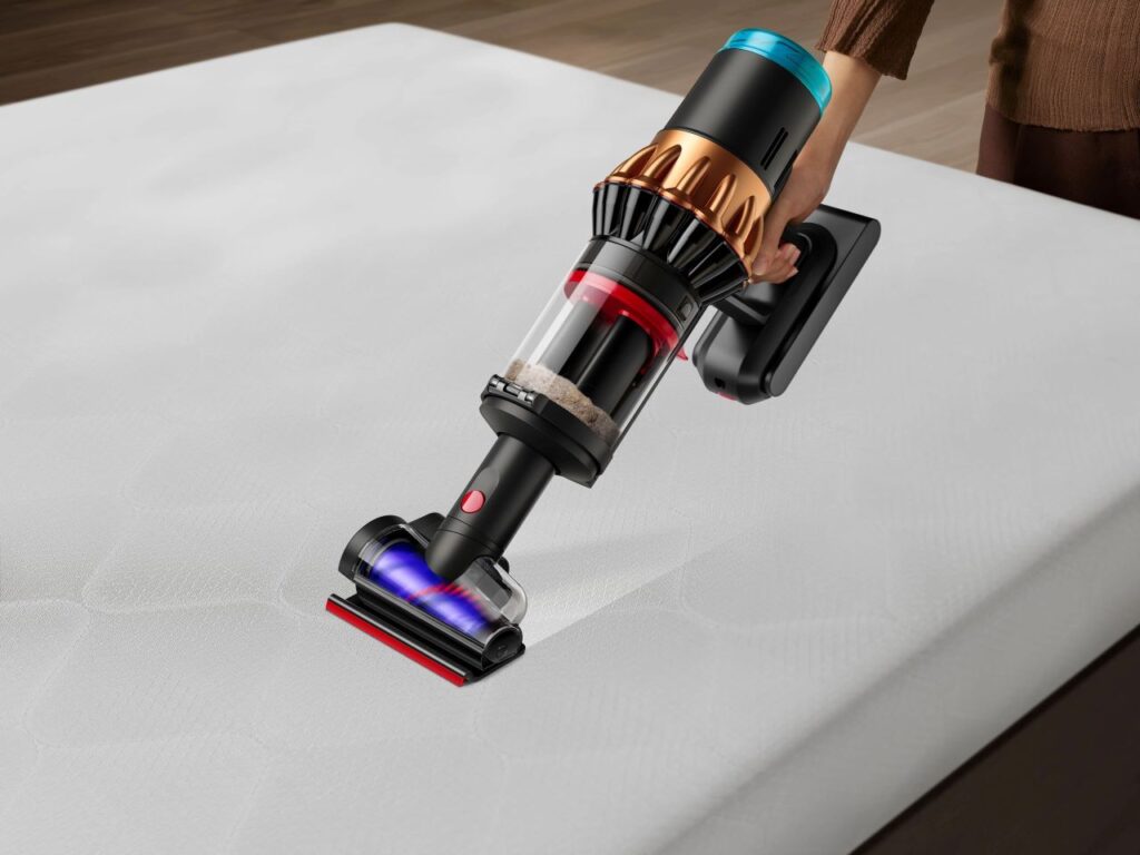 Nejsnazší úklid po domácích mazlíčcích: Novinka Dyson V16 Piston Animal Submarine™ hloubkově vyčistí prach a hravě odstraní i ty nejdelší chlupy bez namotávání