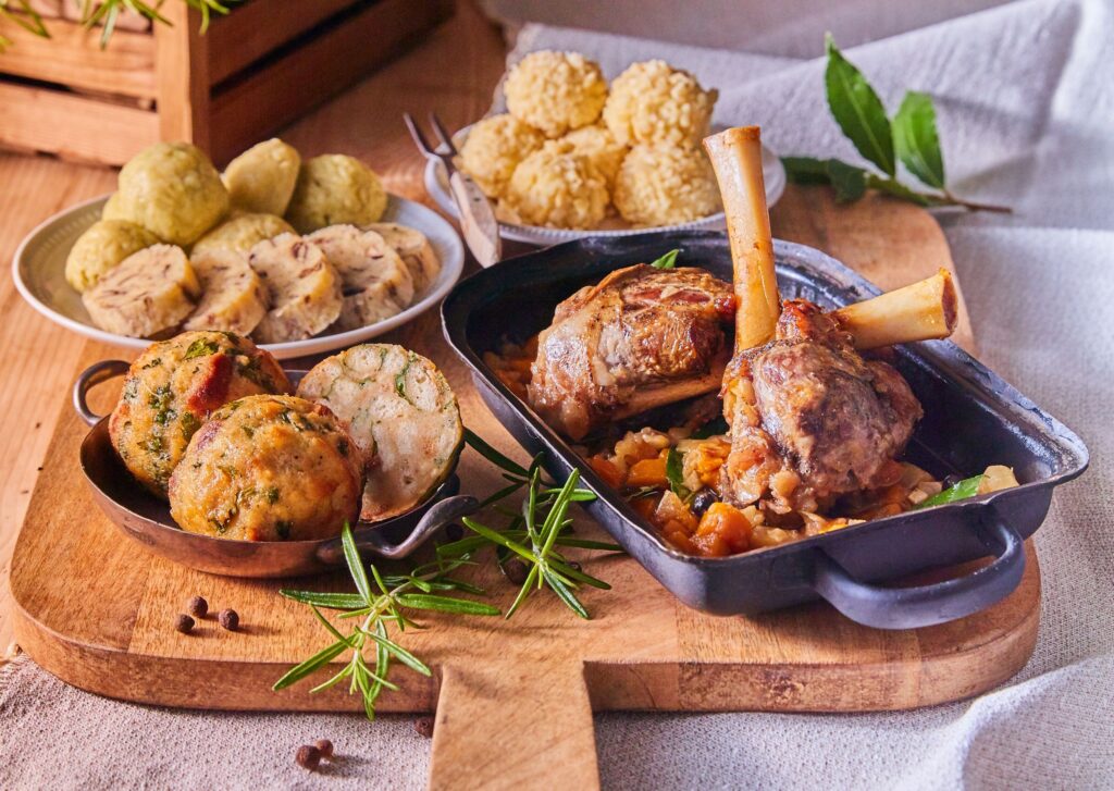 Jehněčí kolínko s pečeným knedlíkem Lázničk