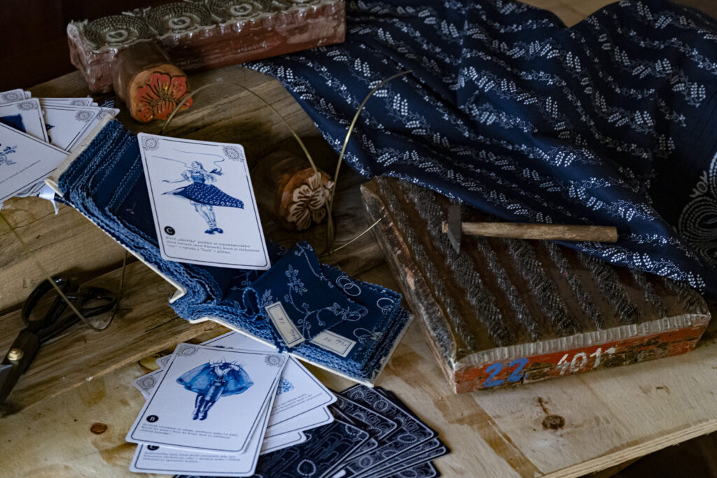 Návrhářka Zuzana Osako vrací práci českým tkalcům a modrotiskařům